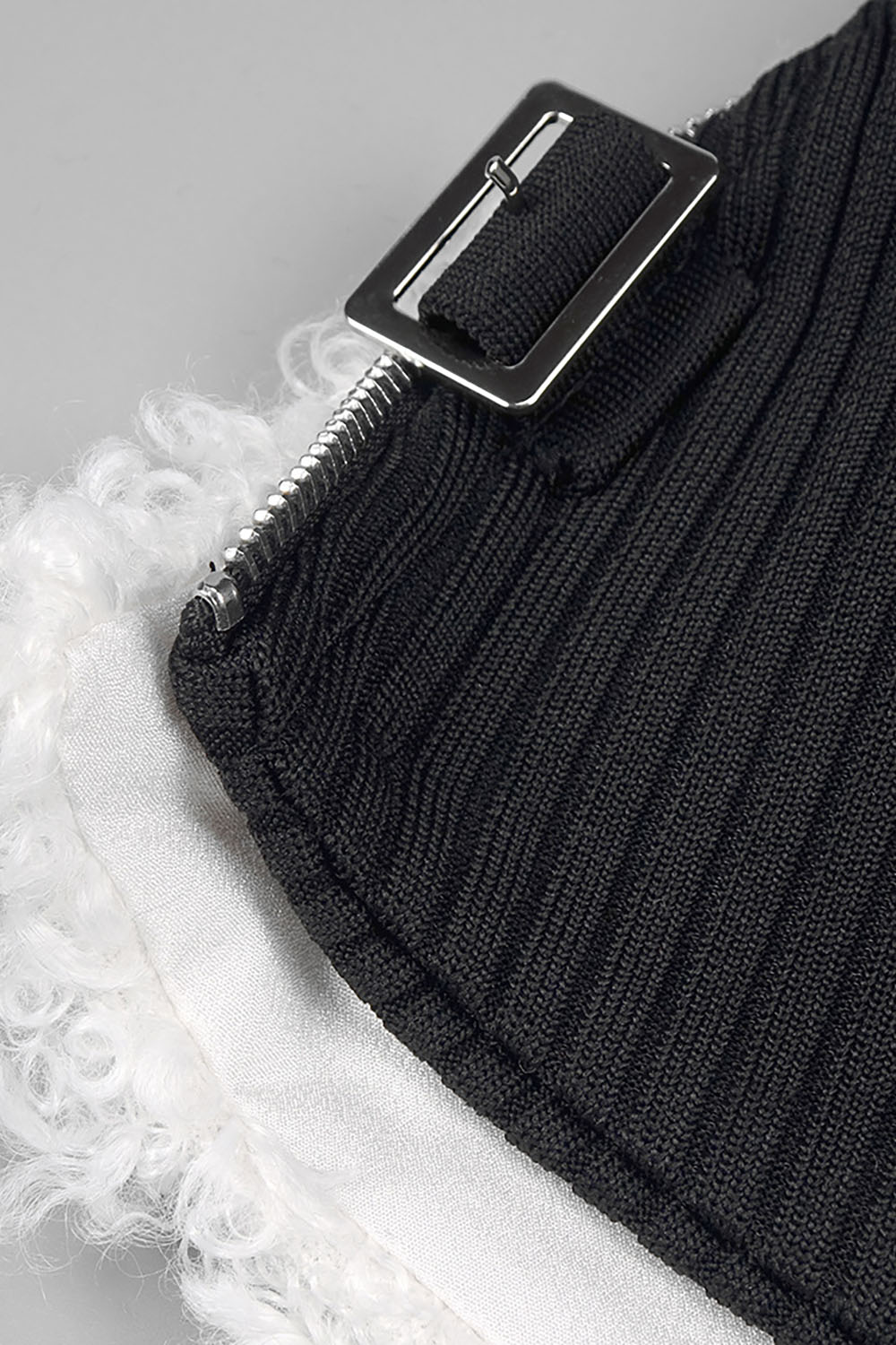 Robe zippée côtelée noire avec col accentué