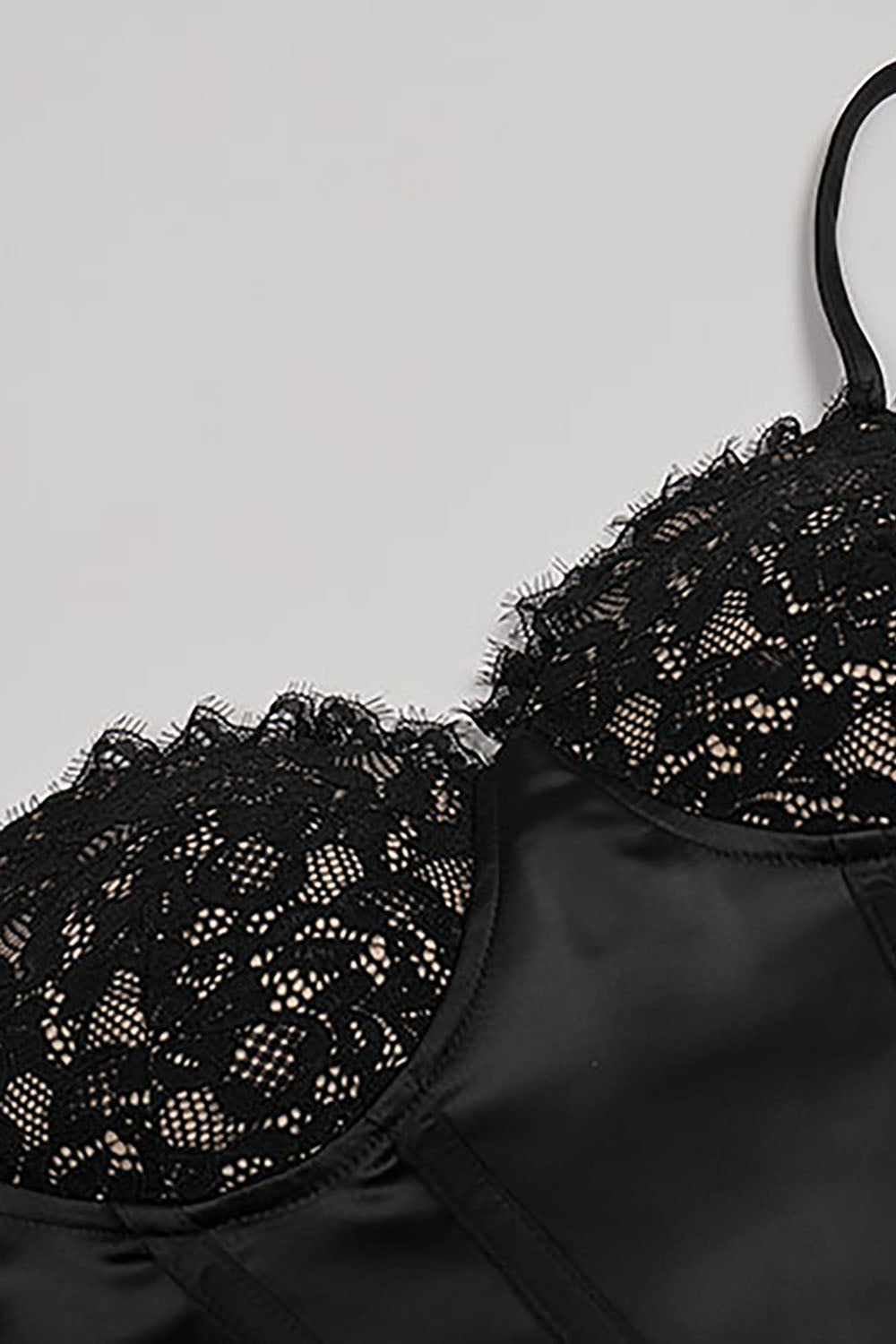 Robe corset noire en satin et dentelle à bretelles