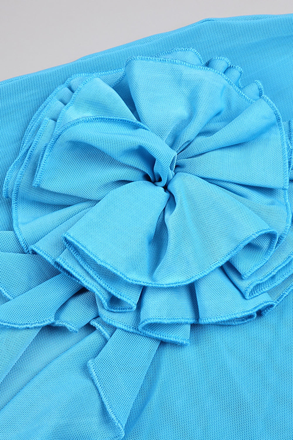 Robe asymétrique bleue à volants et ras du cou à fleurs