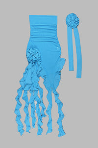 Vestido asimétrico con volantes y gargantilla de flores con top de tubo azul