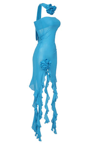 Vestido asimétrico con volantes y gargantilla de flores con top de tubo azul