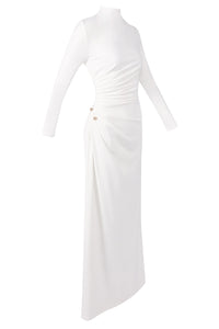 Robe fendue à manches longues et broche