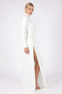 Robe fendue à manches longues et broche