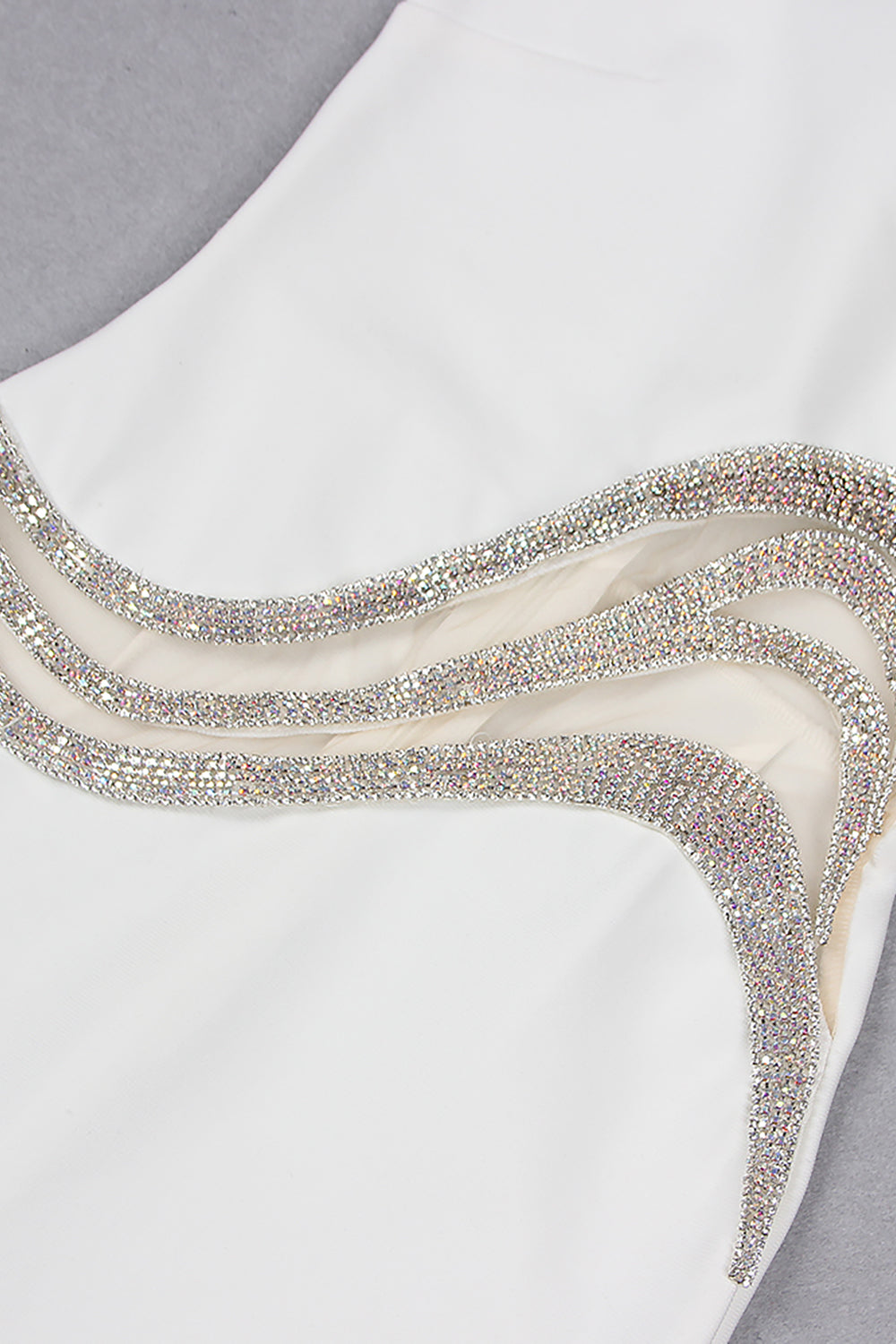 Robe bandage asymétrique ornée de cristaux en blanc