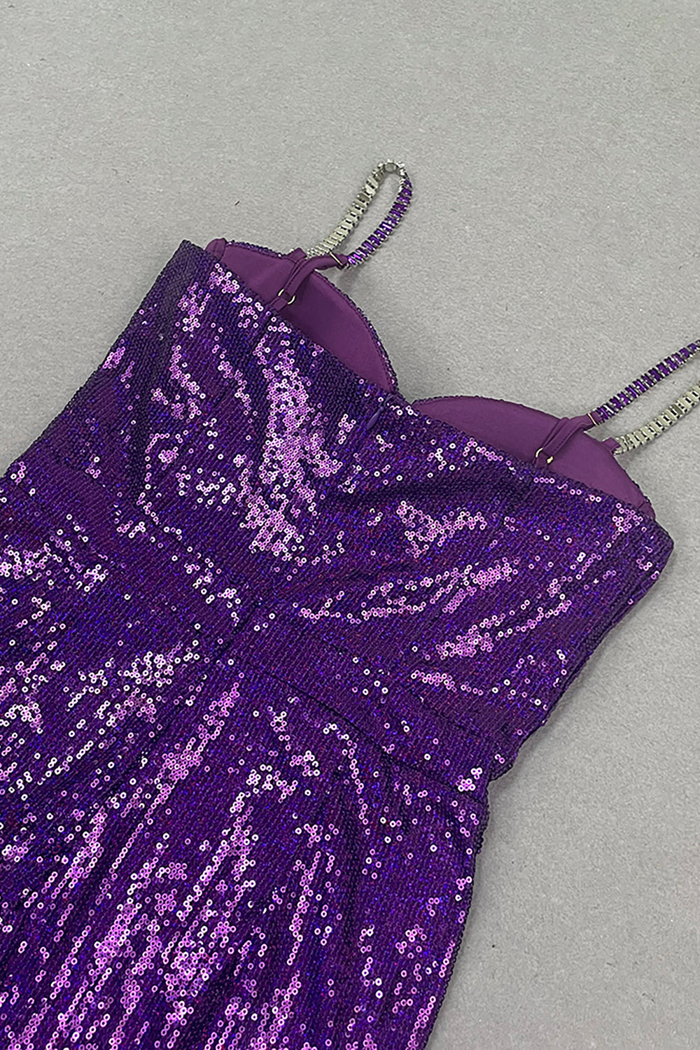 Combinaison violette à sequins et bretelles en cristal