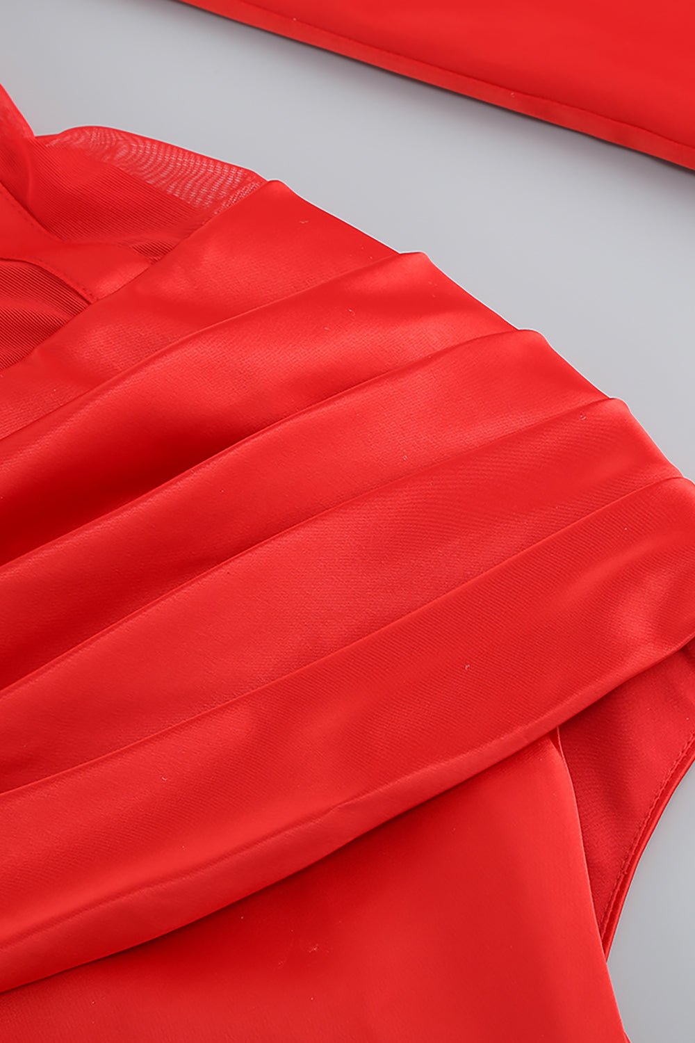 Robe longue fendue sur le côté en maille ajourée en V profond en rouge