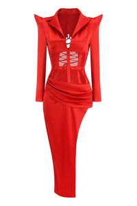 Vestido largo rojo con escote en V profundo y malla con abertura lateral en la cola