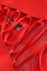 Vestido largo rojo con escote en V profundo y malla con abertura lateral en la cola