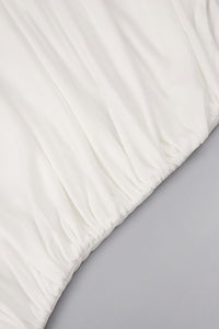 Vestido largo drapeado con abertura lateral en la cola