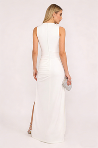 Vestido largo drapeado con abertura lateral en la cola