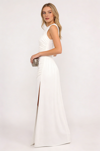 Vestido largo drapeado con abertura lateral en la cola