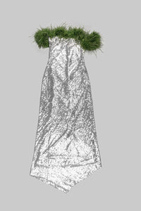 Vestido largo asimétrico con hombros descubiertos y lentejuelas de plumas en plateado