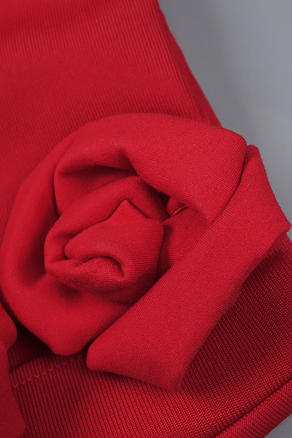 Falda ceñida midi con aberturas y apliques florales en rojo