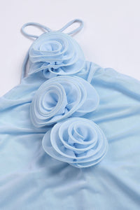 Vestido largo de punto con cuello halter y apliques florales en azul