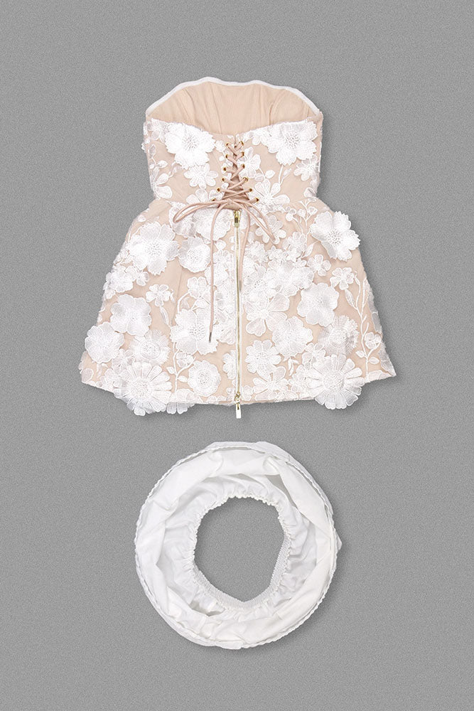 Minivestido blanco con bordado floral