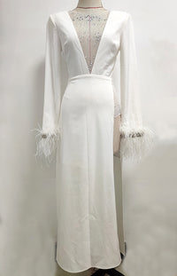 Vestido de novia con abertura alta de satén blanco con cuentas brillantes