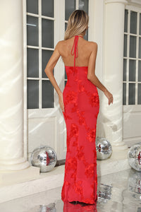 Vestido con cuello halter y bordado floral en 3D en color rojo