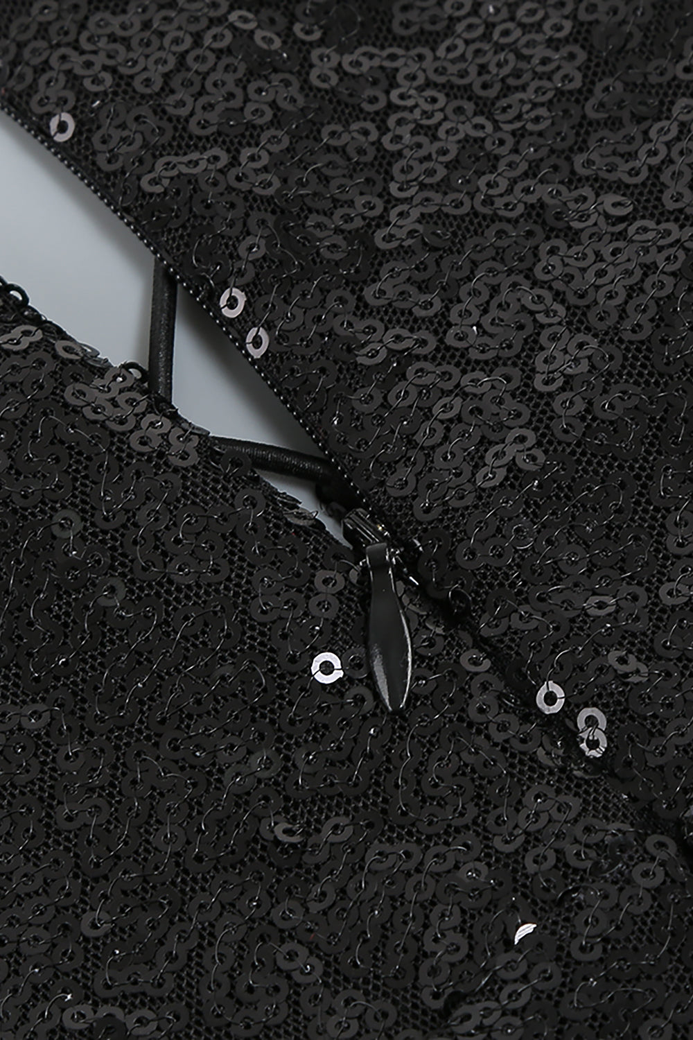 Vestido negro con lentejuelas y abertura halter