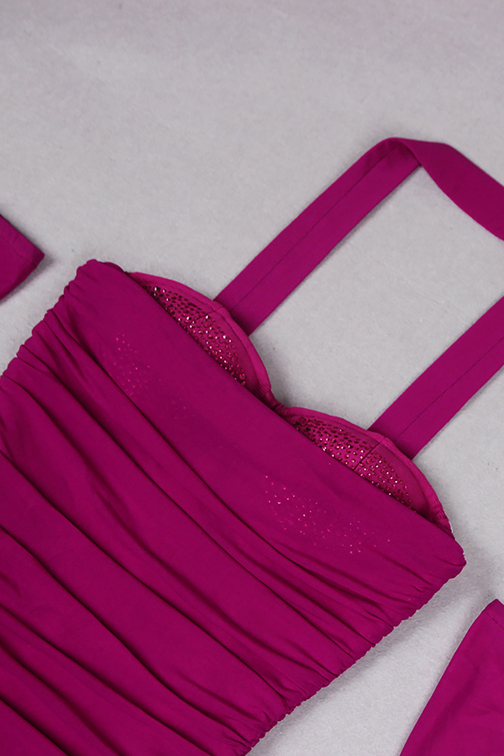 Robe mi-longue en cristal sans bretelles à col licou en violet