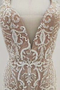 Vestido con cuello halter, cuentas y lentejuelas