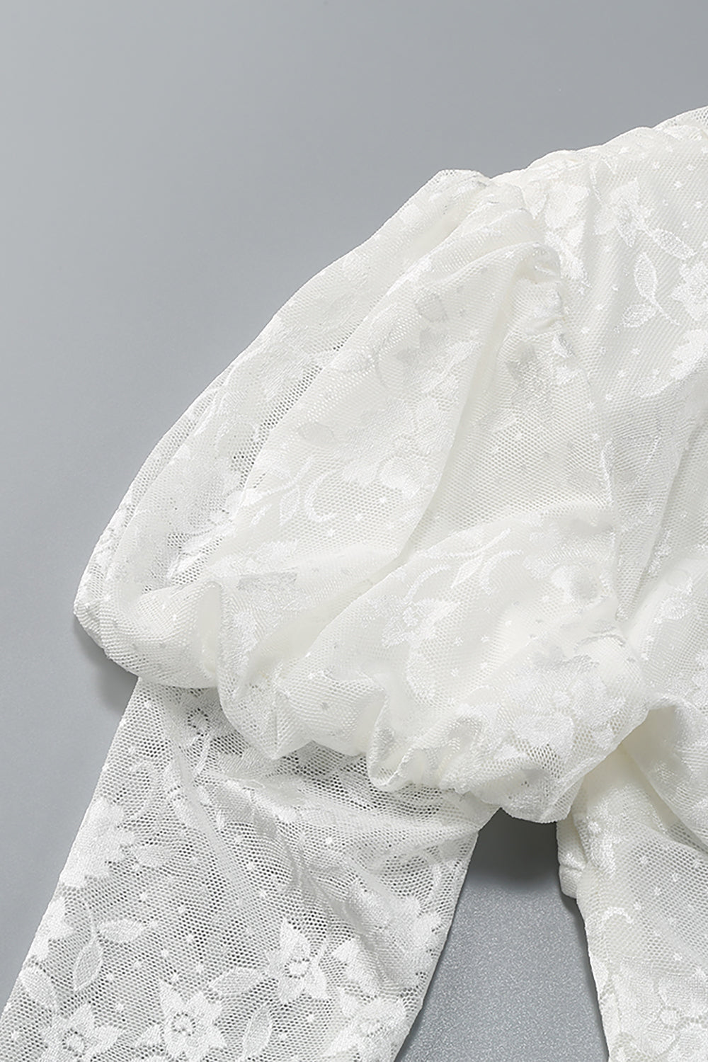 Mini-robe plissée en dentelle découpée avec gants en blanc