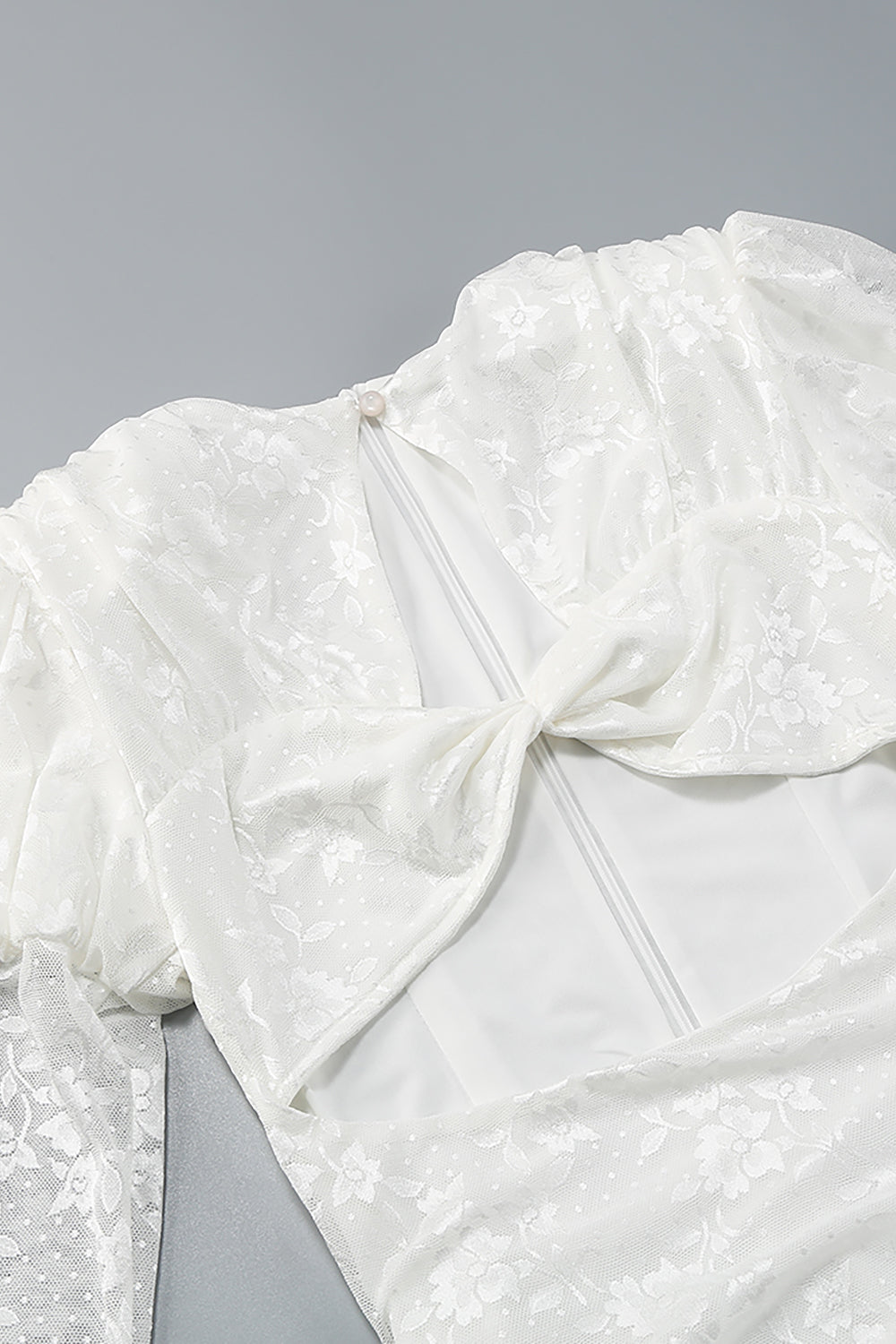 Mini-robe plissée en dentelle découpée avec gants en blanc