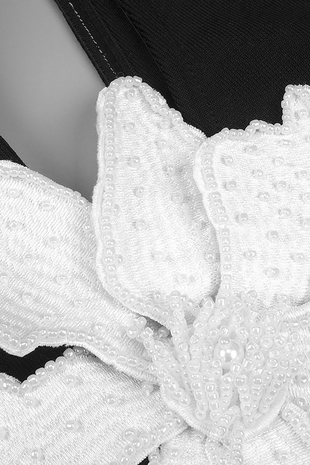 Robe bandage à une épaule avec appliques de fleurs en noir