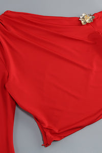 Falda larga asimétrica con un hombro al descubierto