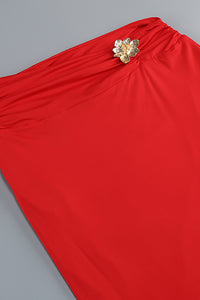 Falda larga asimétrica con un hombro al descubierto