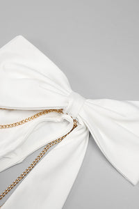 Robe trompette à chaîne et col asymétrique en blanc