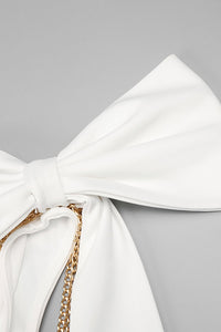 Robe trompette à chaîne et col asymétrique en blanc