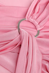 Minivestido rosa con anilla en forma de O envolvente