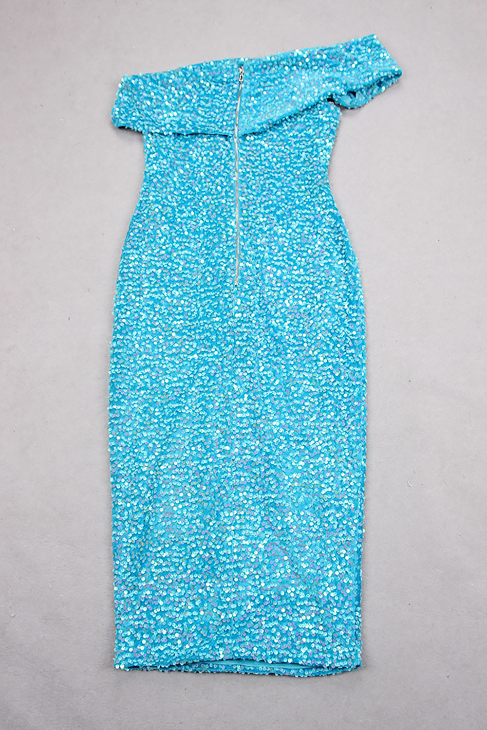 Vestido midi adornado con lentejuelas brillantes