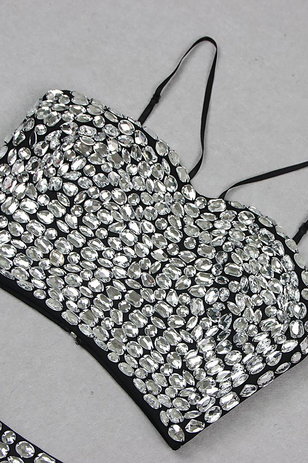 Soutien-gorge bustier strass, short taille haute et combinaison