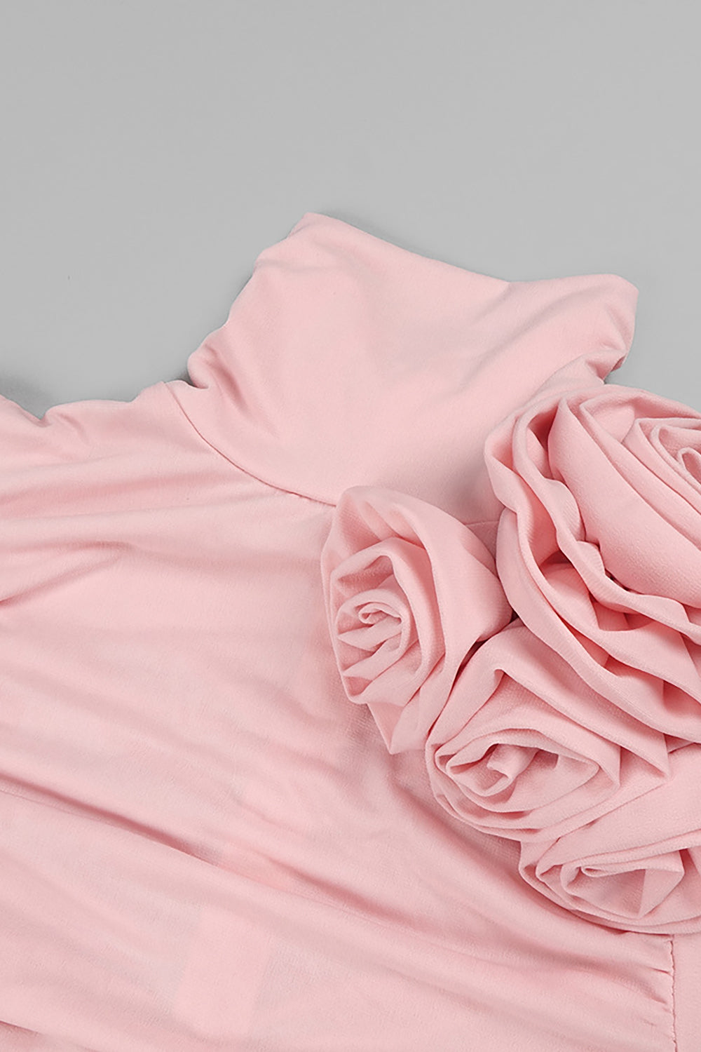 Vestido midi con cuello simulado y fruncido en rosa
