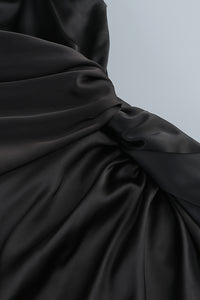 Robe longue asymétrique froncée avec fente sur la cuisse