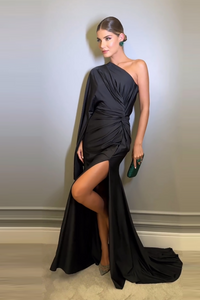 Robe longue asymétrique froncée avec fente sur la cuisse