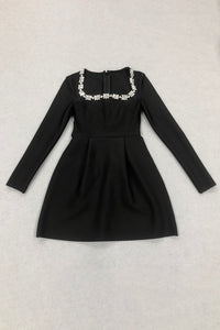 Robe noire à col carré et bordure en strass