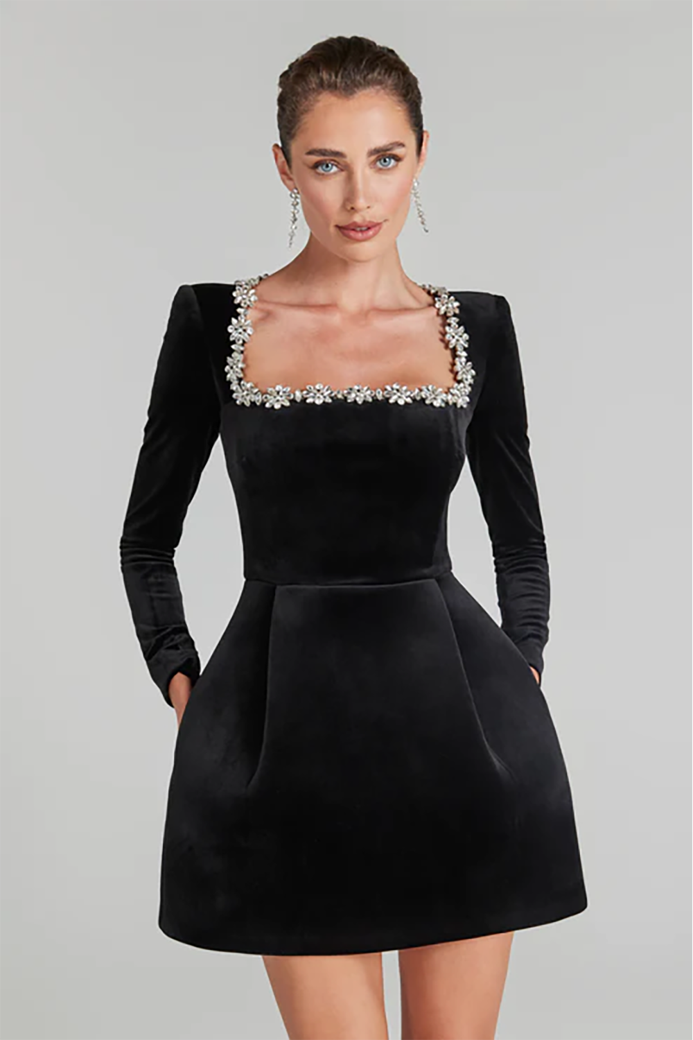 Vestido negro con cuello cuadrado y adornos de cristales de imitación