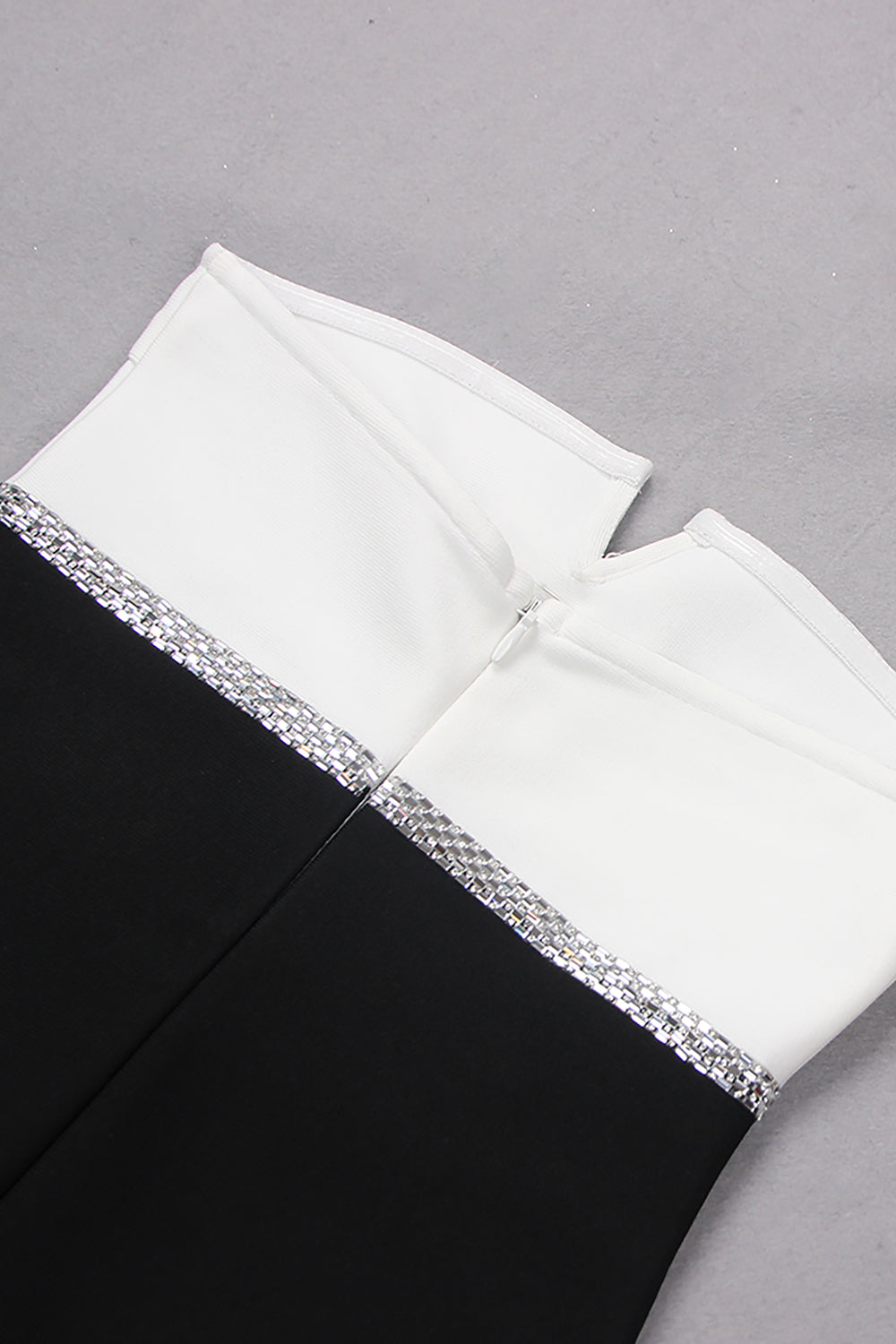 Mini robe bandage sans bretelles ornée de cristaux avec nœud appliqué
