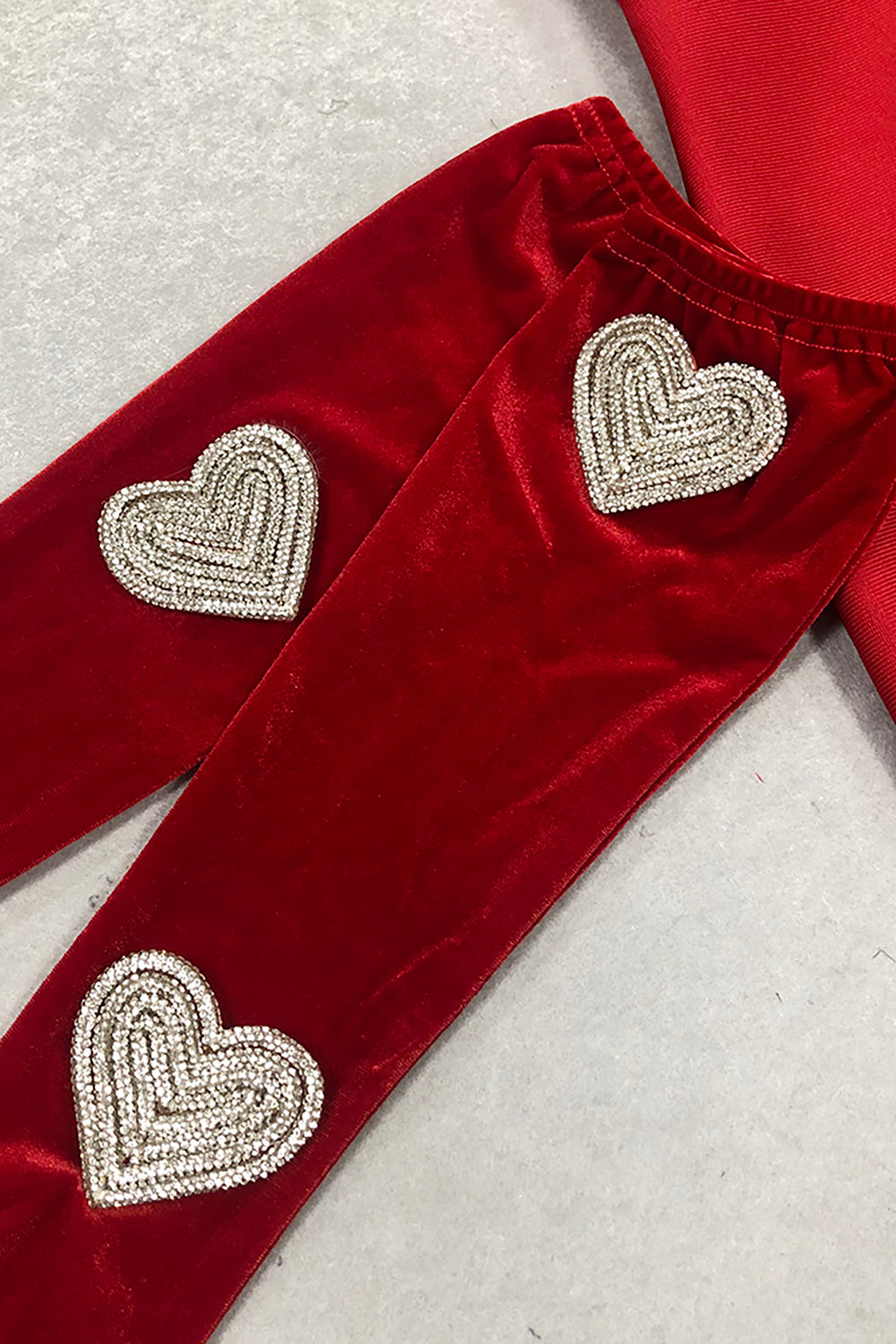 Vestido corto sin tirantes con cristales en forma de corazón en rojo y guantes