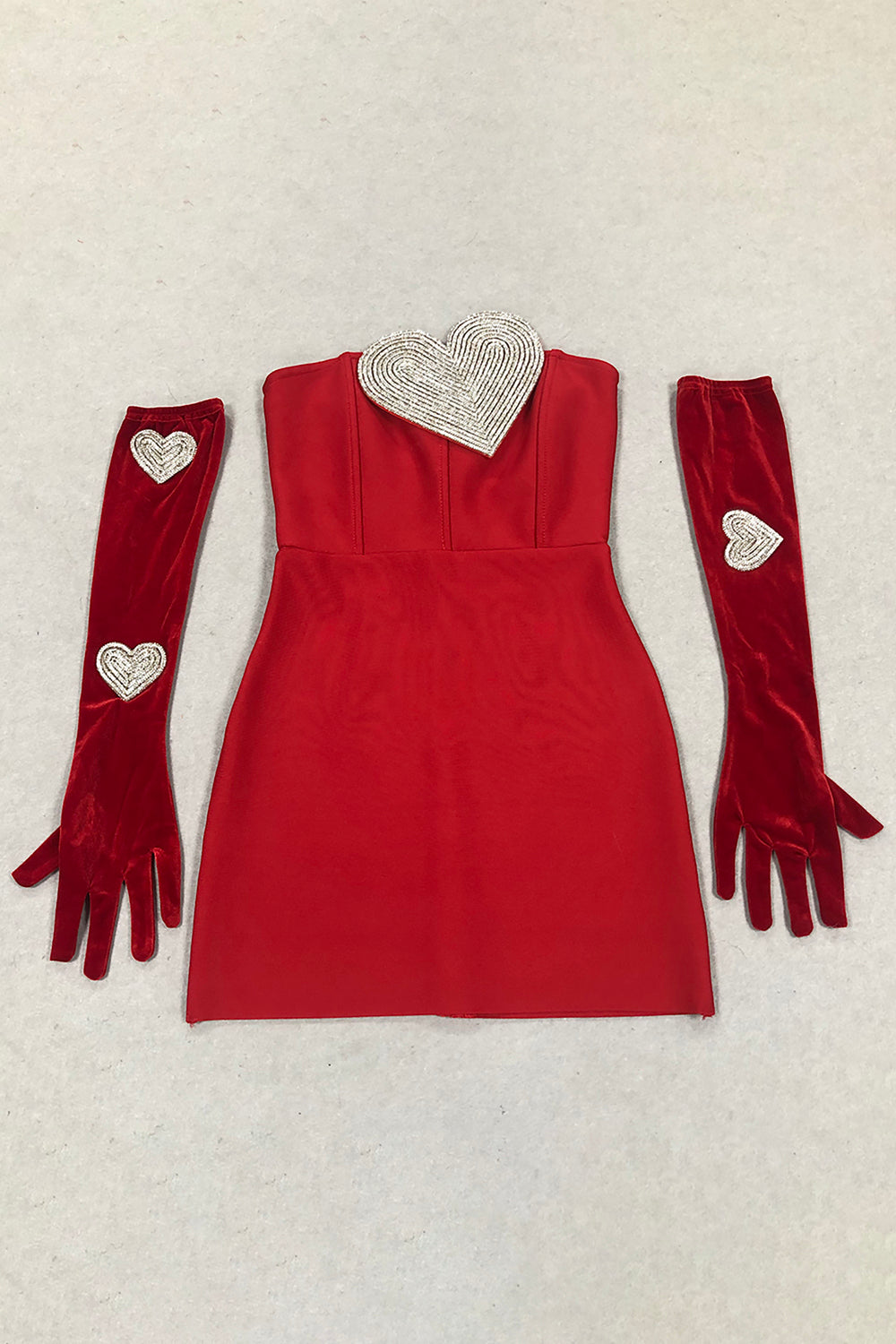 Vestido corto sin tirantes con cristales en forma de corazón en rojo y guantes