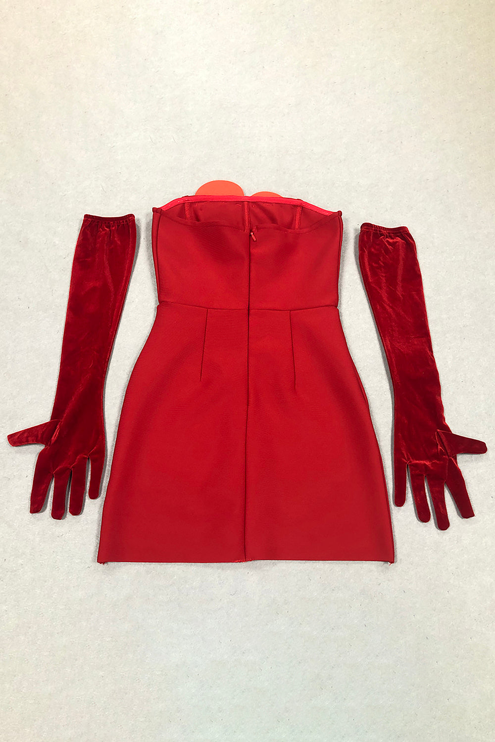 Vestido corto sin tirantes con cristales en forma de corazón en rojo y guantes