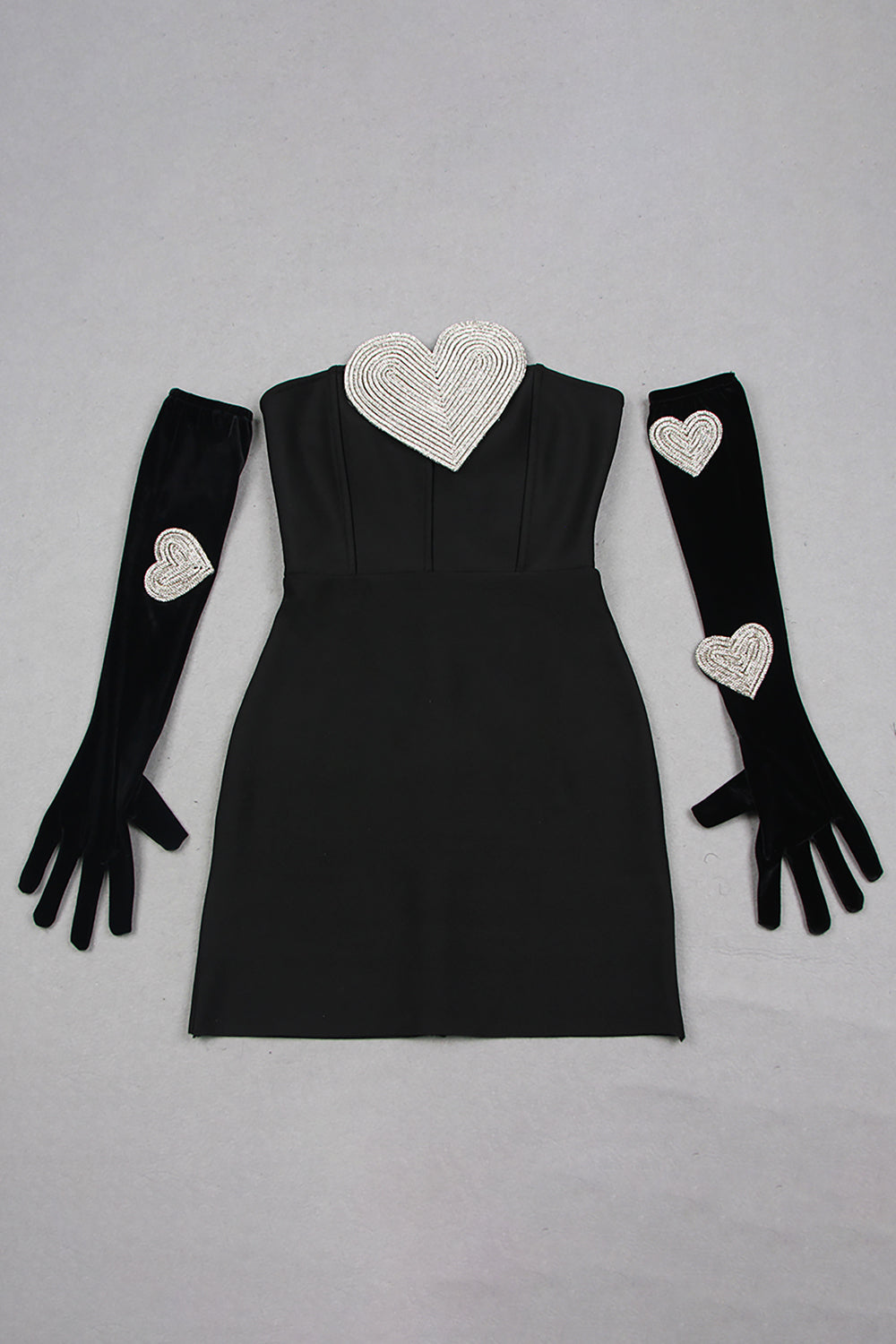 Robe courte bustier noire à cristaux et cœur avec gants