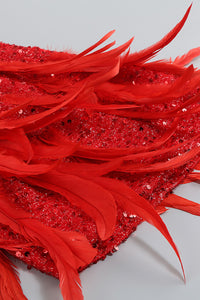 Minivestido rojo sin tirantes con adornos de plumas y lentejuelas