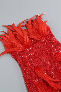 Minivestido rojo sin tirantes con adornos de plumas y lentejuelas