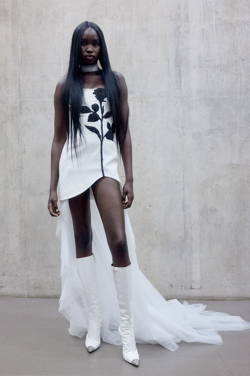 Vestido de malla sin tirantes con adornos florales y cristales