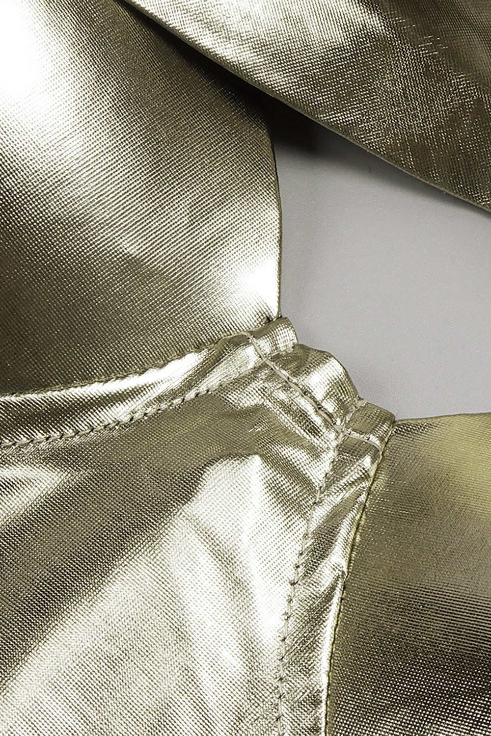 Vestido largo de cuero sintético con tiras en dorado