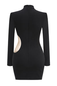 Vestido ceñido de malla con huecos y perlas