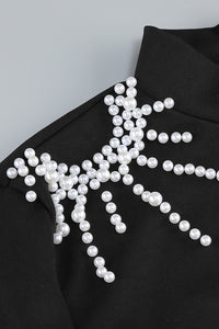 Vestido ceñido de malla con huecos y perlas